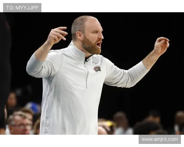 前灰熊主帅詹金斯现身绿军训练营引发加盟猜测球迷热议